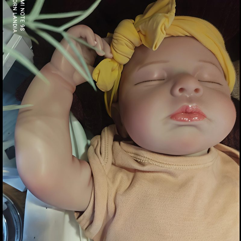 👶 Bébé reborn réaliste fait main Ce bébé reborn réaliste séduit par son expression douce et son incroyable niveau de détail ✨. Conçu pour reproduire fidèlement l’apparence d’un véritable nouveau-né, il offre une expérience unique, idéale pour les passionnés comme pour un cadeau inoubliable. 💗 Un réalisme exceptionnel Grâce à ses finitions minutieuses, cette poupée reborn réaliste présente : Peau effet naturel avec veines visibles Rougeurs délicates et plis réalistes Ongles détaillés et fontanelles comme un vrai bébé Cheveux peints avec précision Son toucher doux et sa conception soignée renforcent l’illusion d’un vrai nourrisson 👶 🧸 Confort et qualité premium Ce bébé reborn en vinyle siliconé est conçu pour être agréable à manipuler : Tête et membres en vinyle siliconé souple Corps en tissu doux et rembourré Sensation réaliste lors du port (effet “bébé dans les bras”) Parfait pour être câliné, exposé ou offert. 📏 Caractéristiques du bébé reborn Taille : environ 45 cm Poids : environ 3 kg (effet réaliste avec tête qui tombe naturellement) Membres lestés pour plus de réalisme Vêtements inclus (modèles aléatoires selon stock) 👗 🎁 Accessoires inclus Votre bébé reborn est livré avec : Une tétine 🍼 Une attache-tétine Un certificat d’authenticité 🎉 Une idée cadeau parfaite Ce bébé reborn réaliste fait main est idéal pour : Un cadeau de Première Communion Un anniversaire Les collectionneurs de poupées réalistes 🔨 Fabrication artisanale Chaque modèle est fabriqué à la main, garantissant une attention particulière aux détails et une finition unique. ⚠️ Informations importantes Convient aux enfants de plus de 3 ans Produit neuf ✨ 🛒 Commandez dès maintenant Craquez pour ce bébé reborn réaliste en silicone, avec ses détails impressionnants et son poids réaliste. 👉 Ajoutez-le à votre collection ou offrez un cadeau qui fera vraiment la différence.